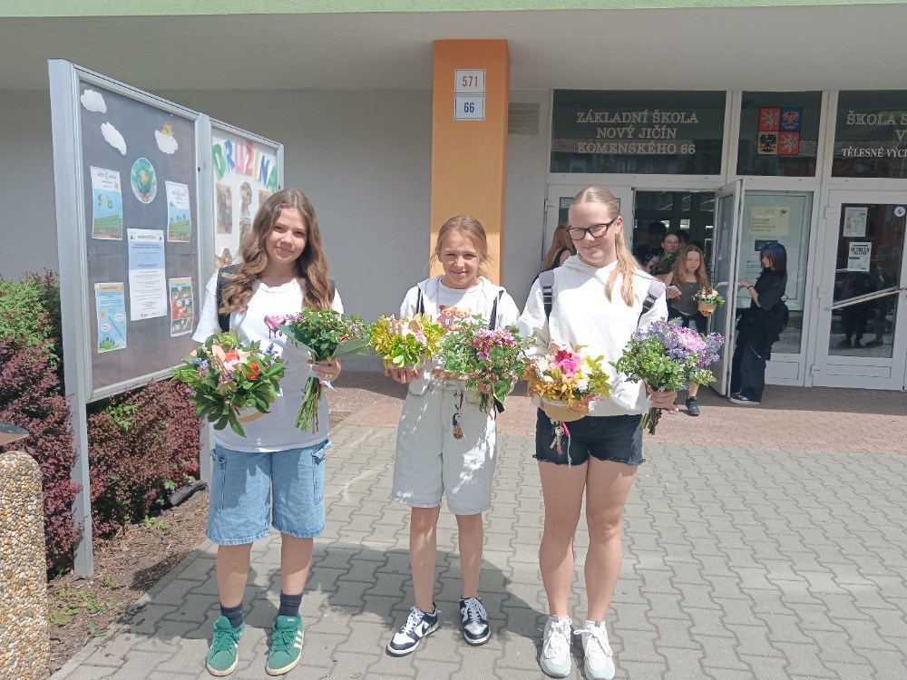 Holky z 6.B na floristické soutěži